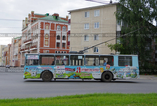 Троллейбус ЗиУ-682В [В00] №173, Йошкар-Ола, Марий Эл (фото с "проводкой" - смазанный задний фон из-за движения объекта) (2020 год). Редакционное фото, фотограф Алексей Иванов / Фотобанк Лори