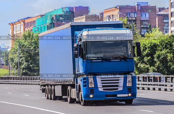 Truck carries goods on a city. Стоковое фото, фотограф Юрий Бизгаймер / Фотобанк Лори