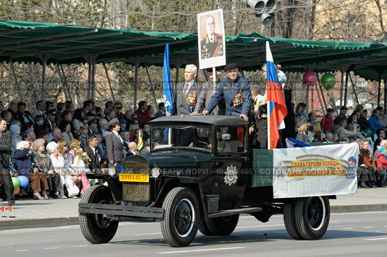 Truck with veterans of WW2 on parade (2006 год). Редакционное фото, фотограф Сергей Буторин / Фотобанк Лори