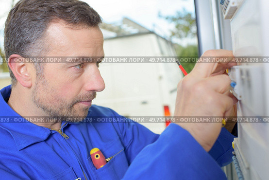 Trying to fix a fusebox. Стоковое фото, агентство Ingram Publishing / Фотобанк Лори