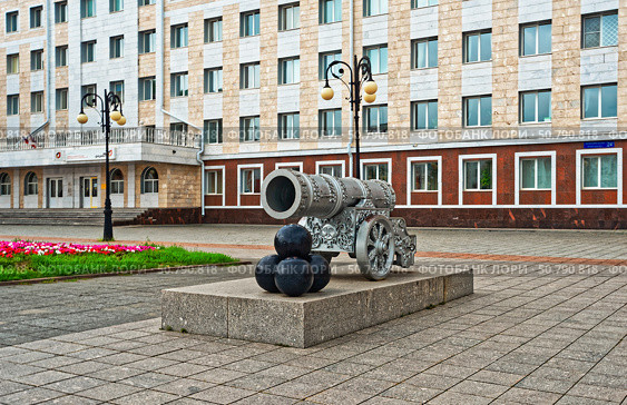 Царь-пушка на площади Оболенского-Ноготкова. Город Йошкар-Ола (2024 год). Редакционное фото, фотограф Макаров Алексей / Фотобанк Лори