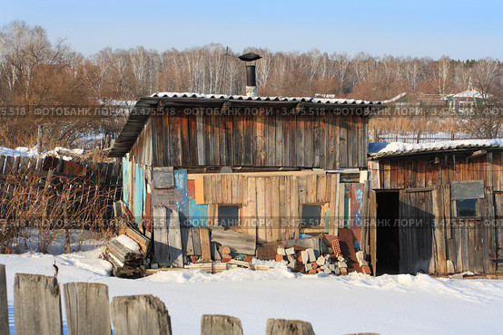 Тщательный подбор тарной дщечки при отделке старой бани. Сибирь (2012 год). Стоковое фото, фотограф Анатолий Матвейчук / Фотобанк Лори