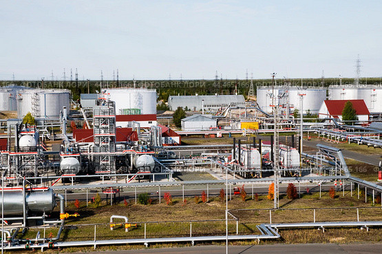Цех по перегону и перекачки нефти, цистерны. Западная Сибирь, Тюменская область, Ханты-Мансийский автономный округ. Стоковое фото, фотограф Павел Просянов / Фотобанк Лори
