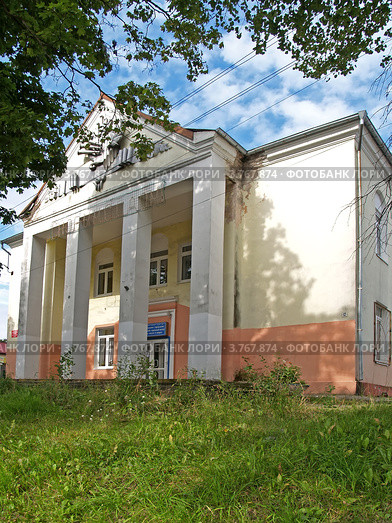 Центр культуры, досуга и спорта  в городе Ладушкине Калининградской области (2012 год). Стоковое фото, фотограф Ирина Борсученко / Фотобанк Лори