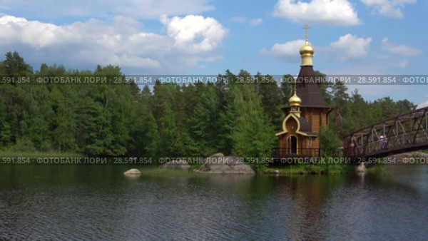Церковь апостола Андрея Первозванного на острове солнечным летним днем. Река Вуокса, Ленинградская область (2018 год). Стоковое видео, видеограф Виктор Карасев / Фотобанк Лори