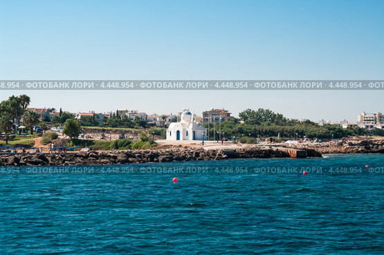 Церковь для венчания при отеле Golden Coast Beach на берегу моря в Протарасе, Кипр (2010 год). Редакционное фото, фотограф Кекяляйнен Андрей / Фотобанк Лори