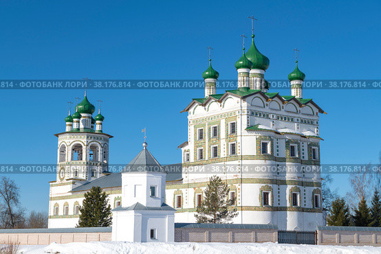 Церковь Иоанна Богослова с трапезной и колокольней(1698г.) в Николо-Вяжищскм женском монастыре солнечным мартовским днем. Вяжищи. Новгородская область, Россия (2022 год). Стоковое фото, фотограф Виктор Карасев / Фотобанк Лори