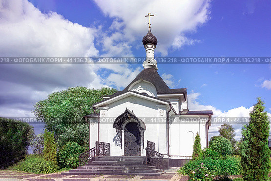 Церковь Иустиниана Царя (крестильная), с купелью в виде креста в центре храма. Годеново, Ярославская область, Россия. (2024 год). Стоковое фото, фотограф Светлана Качанова / Фотобанк Лори