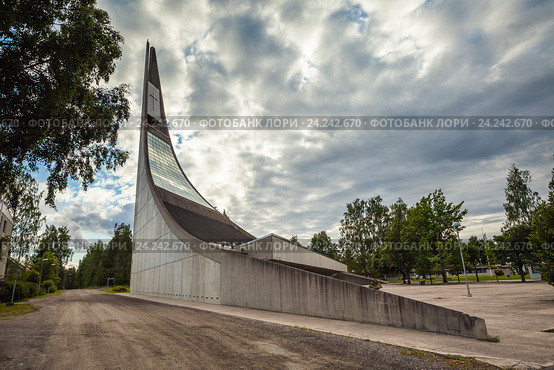 Церковь Лауритсала в городе Лаппеенранта, Финляндия. Вид сбоку. Редакционное фото, фотограф Сергей Цепек / Фотобанк Лори