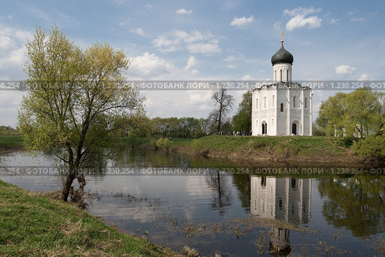 Церковь Покрова на Нерли (2009 год). Редакционное фото, фотограф Ярослава Синицына / Фотобанк Лори
