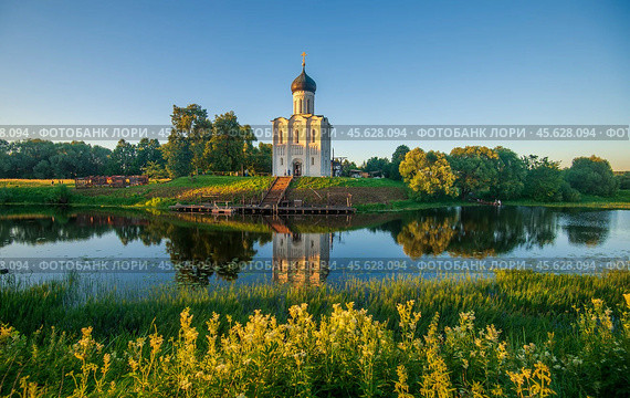 Церковь Покрова на Нерли на закате. Боголюбово. Россия. Стоковое фото, фотограф Олег Пученков / Фотобанк Лори