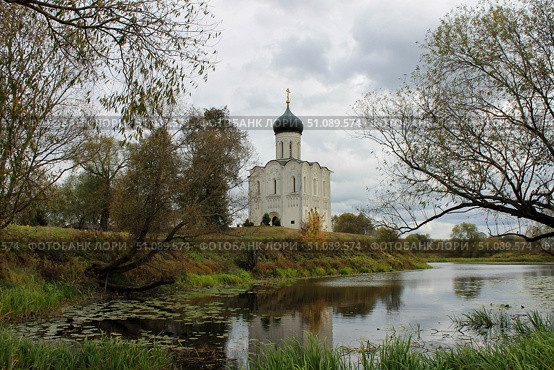Церковь Покрова Пресвятой Богородицы на Нерли (2023 год). Редакционное фото, фотограф Могилевский Илья Евгеньевич / Фотобанк Лори