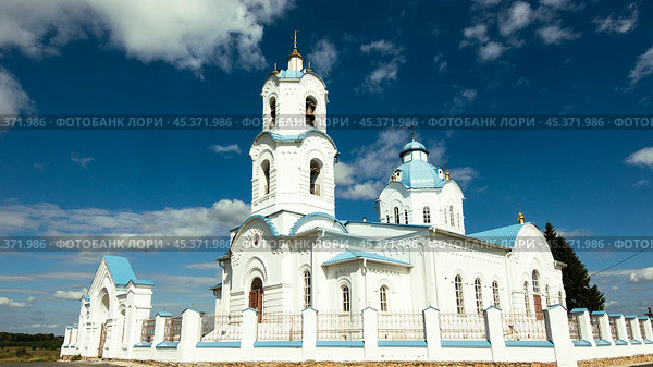 Церковь Покрова Пресвятой Богородицы в селе Булзи Каслинского района Челябинской области. Стоковое фото, фотограф Денис Черкашин / Фотобанк Лори