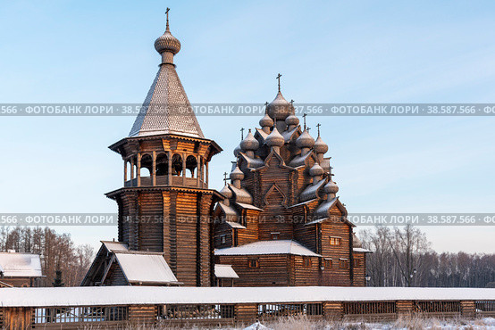 Церковь Покрова Пресвятой Богородицы в усадьбе Богословка. Ленинградская область (2021 год). Редакционное фото, фотограф Александр Щепин / Фотобанк Лори