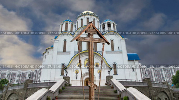 Церковь Покрова Пресвятой Богородицы в Ясенево, Москва, Россия. Храм был основан в 2009 году и оплачивался за счет пожертвований (2017 год). Стоковое видео, видеограф Владимир Журавлев / Фотобанк Лори