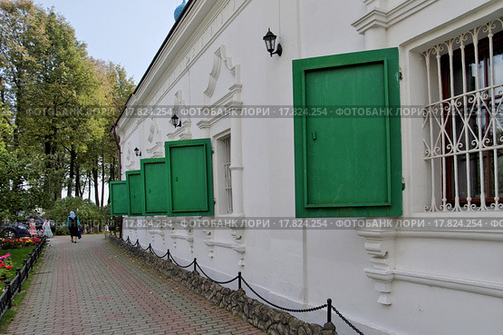 Церковь Рождества Пресвятой Богородицы в Верхнем Мячково (1770 г.), внутренний двор. Московская область (2015 год). Стоковое фото, фотограф Илюхина Наталья / Фотобанк Лори