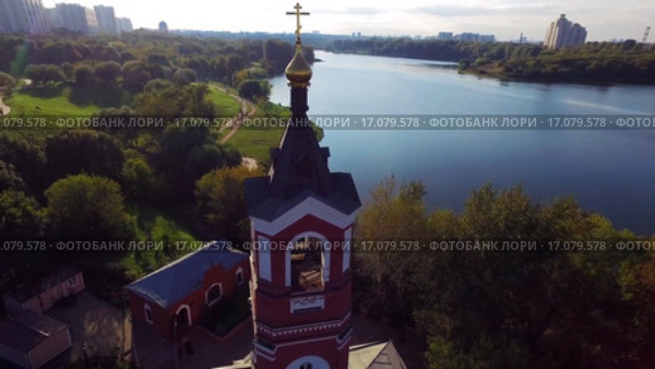 Церковь Троицы Живоначальной в Борисово и Борисовский пруд. Съемка с квадрокоптера. (2015 год). Стоковое видео, видеограф Сергей Полетаев / Фотобанк Лори