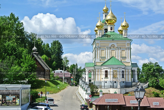 Церковь Воскресения Христова (1817 г.) — православный храм в волжском городе Плес, архитектурная доминанта Торговой площади. Золотое кольцо России. Плес, (2021 год) Редакционное фото, фотограф Сергей Елизарьев / Фотобанк Лори