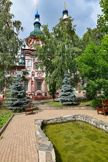 Церковь Воздвижения честного и животворящего креста Господня в Иркутске на фоне синего неба,18 век (2024 год). Стоковое фото, фотограф Александр Тараканов / Фотобанк Лори
