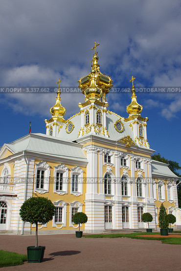 Церковный корпус, Петергоф, Верхний сад (2011 год). Редакционное фото, фотограф Nataliya Sabins / Фотобанк Лори