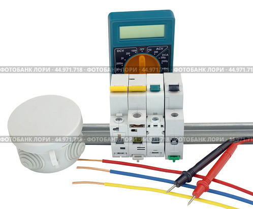Цифровой мультиметр и автоматический электрический выключатель. Digital multimeter and circuit breakers with wires. Стоковое фото, фотограф Татьяна Д / Фотобанк Лори