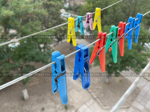Цветные бельевые прищепки на бельевой веревке. Стоковое фото, фотограф Щеголева Ольга / Фотобанк Лори
