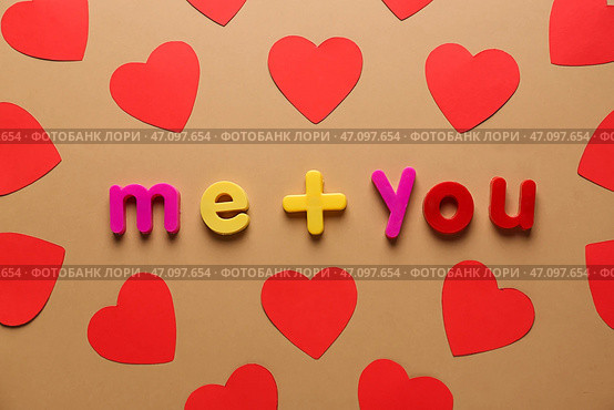 Цветные бумажные сердечки и надпись ME + YOU на цветном фоне. Празднование Дня святого Валентина. Стоковое фото, фотограф Pixel_shot / Фотобанк Лори