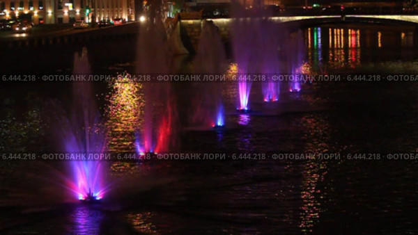 Цветные световые фонтаны ночью на Водоотводном канале в Москве (2014 год). Редакционное видео, видеограф Сергей Соболев / Фотобанк Лори