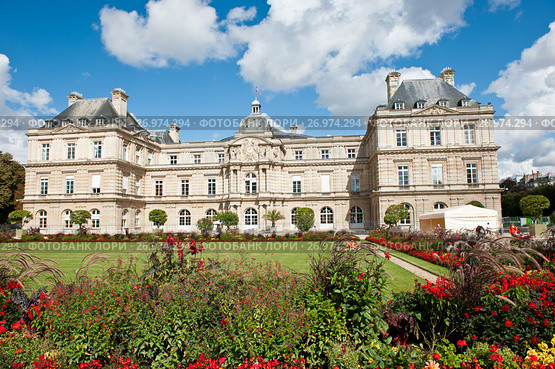 Цветы перед Люксембургским дворцом (Palais du Luxembourg). Солнечный день ранней осенью. Париж. Франция (2017 год). Редакционное фото, фотограф E. O. / Фотобанк Лори