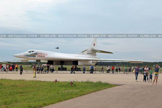 Ту-160 "Белый лебедь" (по кодификации НАТО - Blackjack) - российский сверхзвуковой стратегический бомбардировщик-ракетоносец с крылом изменяемой стреловидности, авиабаза Кубинка, Международный военно-технический форум "Армия-2015" Редакционное фото, фотограф Игорь Долгов / Фотобанк Лори