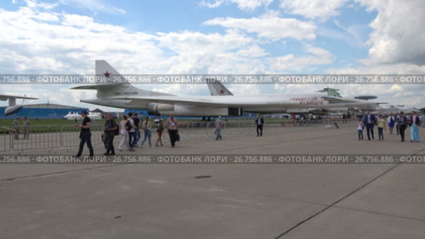 Ту-160 ("Блэкджек") сверхзвуковой стратегический бомбардировщик-ракетоносец с крылом изменяемой стреловидности на авиасалоне МАКС-2017. Редакционное видео, видеограф Виктор Карасев / Фотобанк Лори