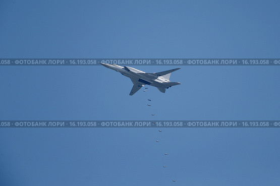 Ту-22 М3 Воздушно-космических сил (ВКС) России сбрасывает серию осколочно-фугасных бомб ОФАБ-250-270 по бронетехнике. Редакционное фото, фотограф Михеев Алексей / Фотобанк Лори