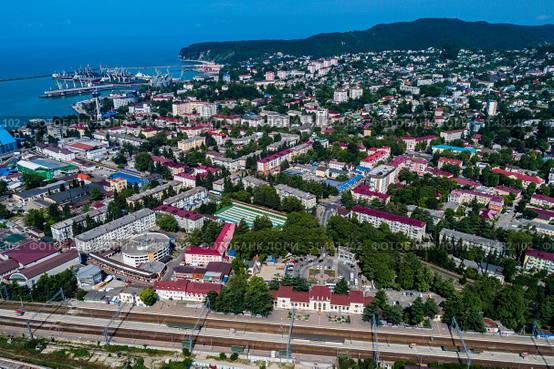 Туапсе, вид сверху на центральную часть города и железнодорожный вокзал (2019 год). Стоковое фото, фотограф glokaya_kuzdra / Фотобанк Лори