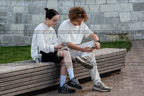 Tula, Russia, 24 July 2024. People relaxing in the evening on the Proletarskaya embankment of the river Upa. Kremlin wall and Kazan embankment and park in the historical part of Tula near the Kremlin. Редакционное фото, фотограф Оксана Медведева / Фотобанк Лори