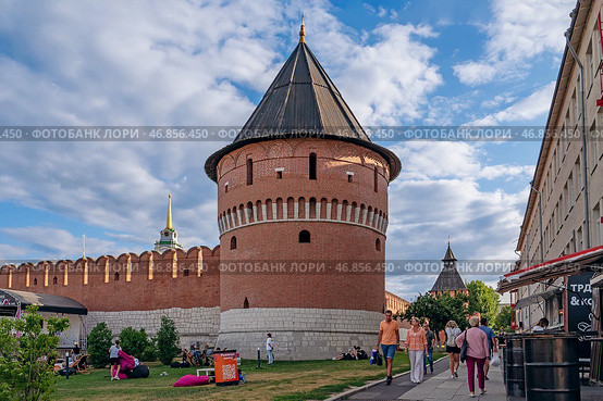 Tula, Russia, 24 July 2024. Proletarskaya embankment of the river Upa. Kremlin wall and Kazan embankment and park in the historical part of Tula near the Kremlin. Редакционное фото, фотограф Оксана Медведева / Фотобанк Лори