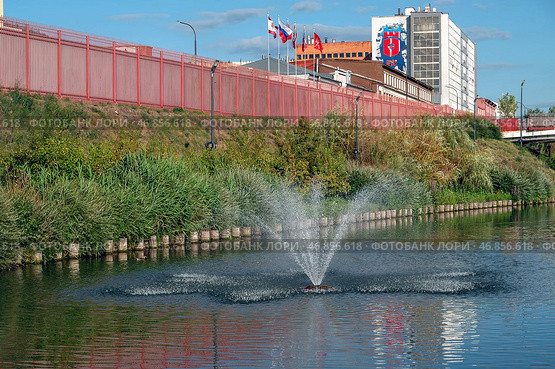 Tula, Russia, 24 July 2024. Proletarskaya embankment of the river Upa. Fountain in the river Upa view from the embankment. Редакционное фото, фотограф Оксана Медведева / Фотобанк Лори