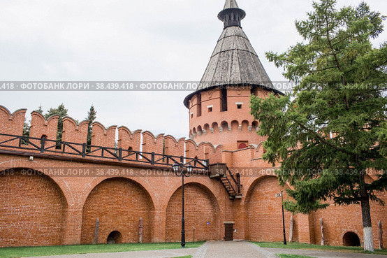 Тульский Кремль в теплый осенний день. Памятник архитектуры 16 века. 500 лет Кремлю. Город Тула. Россия. (2020 год). Стоковое фото, фотограф Photojuli / Фотобанк Лори