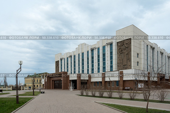 Тюмень. Дворец культуры Нефтяник имени Виктора Ивановича Муравленко (2021 год). Редакционное фото, фотограф Олеся Здоровец / Фотобанк Лори