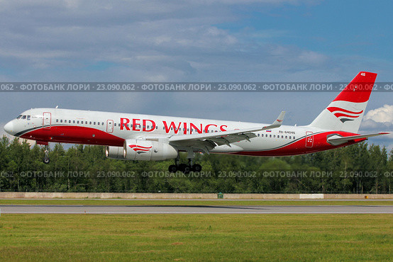 Туполев Ту-204-100 авиакомпании "Red wings" (2016 год). Редакционное фото, фотограф Александр Тарасенков / Фотобанк Лори
