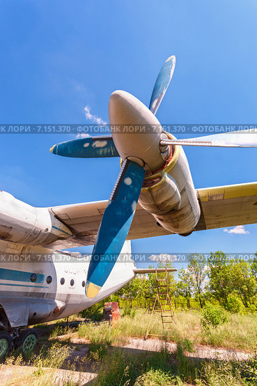 Турбина старого самолета Ан-12 на фоне голубого неба. Редакционное фото, фотограф FotograFF / Фотобанк Лори
