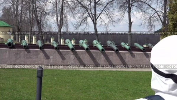Турист снимает на камеру трофейные орудия 1812 года в Бородинском музее. Май. A tourist films captured guns of 1812 in the Borodino Museum. May. Редакционное видео, видеограф Горшков Александр / Фотобанк Лори