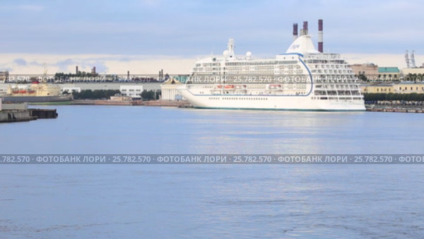 Туристическое морское судно Seven Seas Voyager пришвартовано на набережной Лейтенанта Шмидта в Санкт-Петербурге (2016 год). Редакционное видео, видеограф Сергей Дубров / Фотобанк Лори