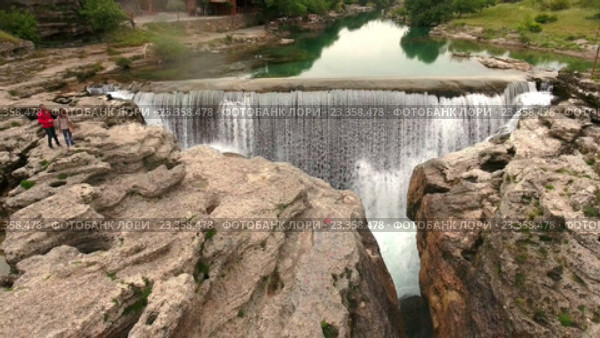 Туристы фотографируются на фоне водопада на реке Циевна. Подгорица, Черногория (2016 год). Стоковое видео, видеограф Кекяляйнен Андрей / Фотобанк Лори