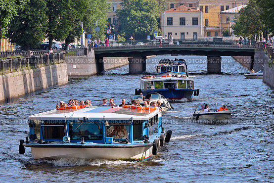 Туризм в Петербурге. Водные прогулки по рекам и каналам. Экскурсионные суда в Крюковом канале. Редакционное фото, фотограф Александр Тарасенков / Фотобанк Лори