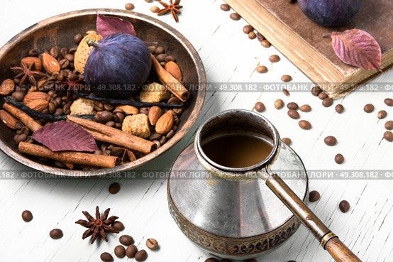 turkish coffee with figs. roasted coffee beans and spices for coffee. Стоковое фото, агентство Ingram Publishing / Фотобанк Лори