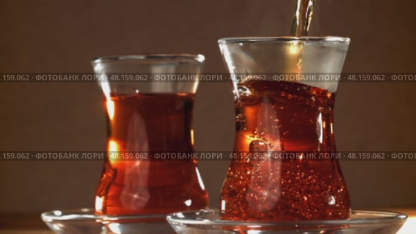 Turkish tea is poured into a glass. Filmed on a high-speed camera at 1000 fps. Стоковое видео, видеограф Артем Шадрин / Фотобанк Лори