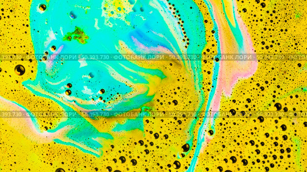 turquoise yellow dissolve bath bomb water with bubbles. Стоковое фото, агентство Ingram Publishing / Фотобанк Лори