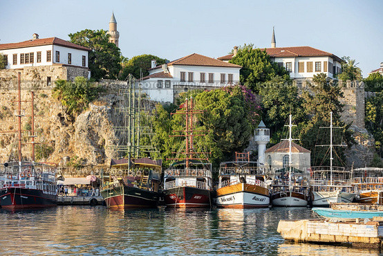 Турция. Анталия. Яхты и прогулочные корабли в бухте Анталии. Turkey. Antalya. Yachts and pleasure boats in Antalya Bay. (2024 год). Редакционное фото, фотограф Алексей Смышляев / Фотобанк Лори