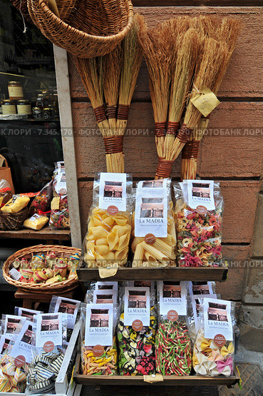Tuscany San Gimignano Shop display of a variety of colourful pastas. Редакционное фото, агентство BE&W Photo / Фотобанк Лори