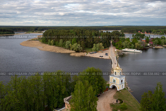 Тверская область. Монастырь Нило-Столобенская (Нилова) пустынь. Вид на Светлицкую башню со смотровой площадки (2023 год). Редакционное фото, фотограф Литвяк Игорь / Фотобанк Лори